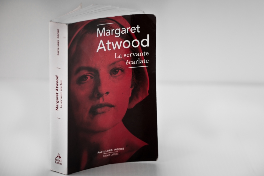 La Servante écarlate, Margaret Atwood, le Fil Rouge, le Fil Rouge lit, le Fil Rouge réfléchit, réflexion littéraire, lecture, littérature,